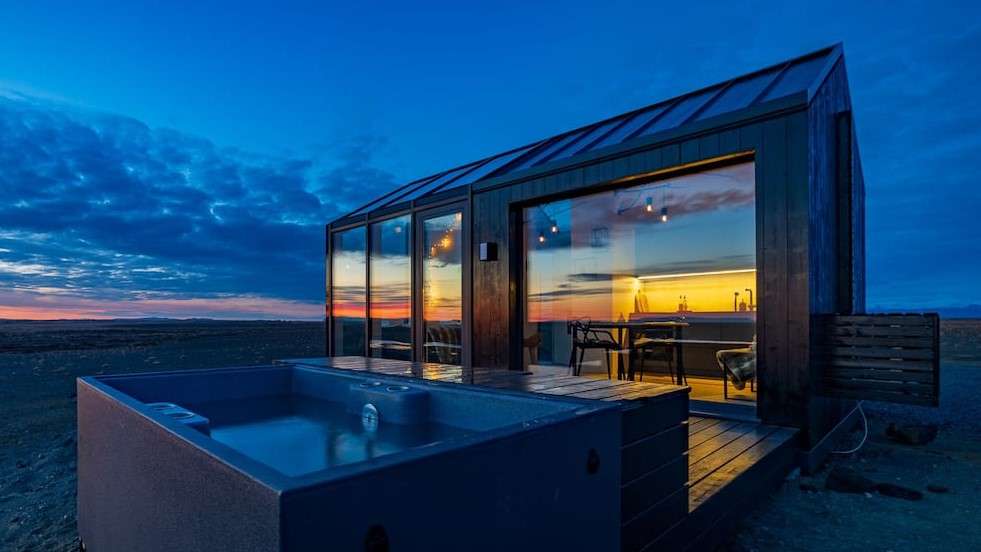 Blár Tiny Cottage with Glass and Jacuzzi