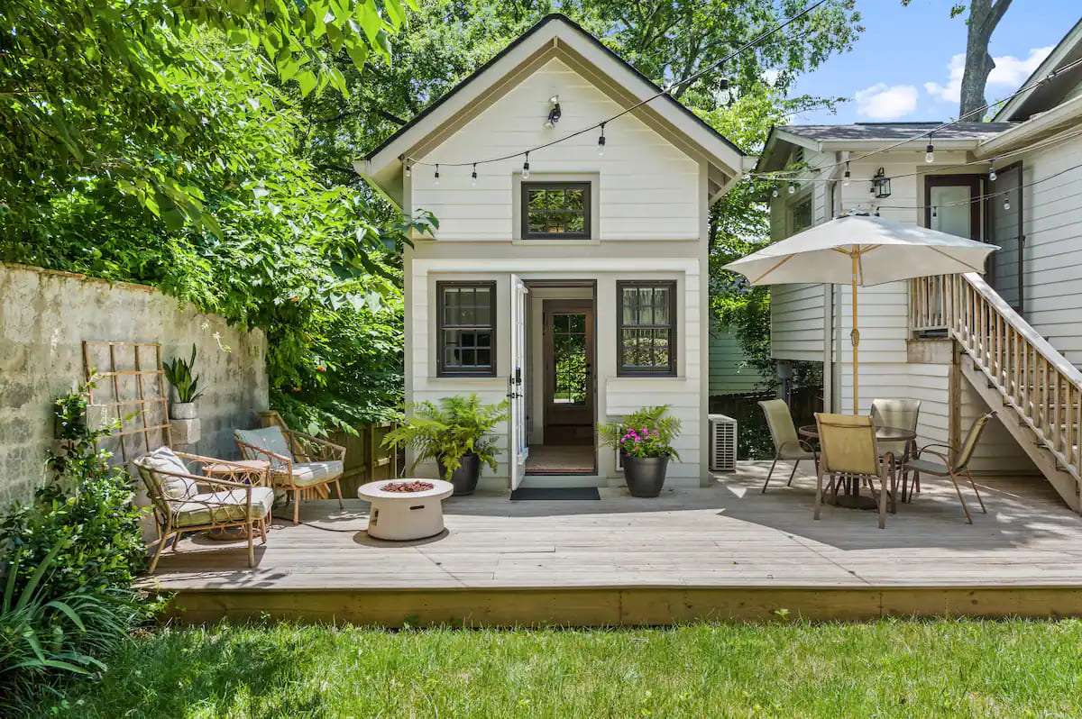 Cozy And Quiet Tiny House In The Backyard - Dream Tiny Living