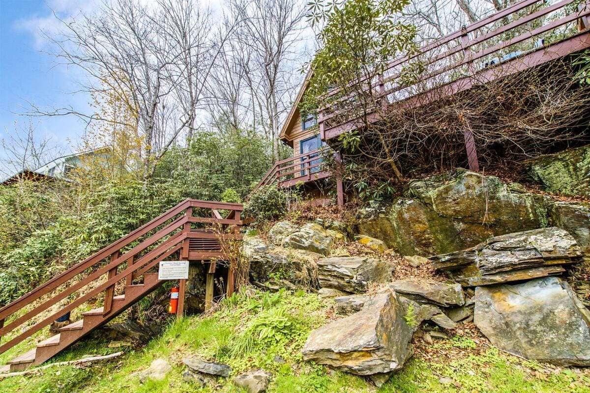 Rustic Cozy Cabin Right By The River - Dream Tiny Living