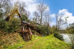 Rustic Cozy Cabin Right By The River - Dream Tiny Living