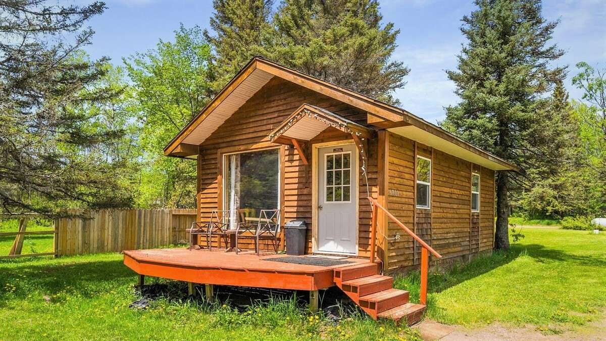 Cozy River Cabin Beside the Baptism River