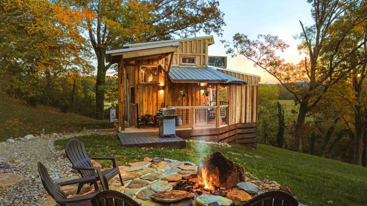 Little River Tiny House with Jacuzzi