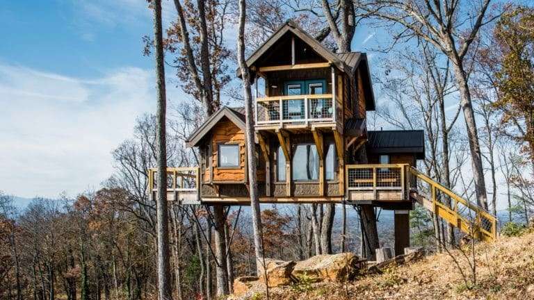 Charming Tiny Tree House in Elevated Position